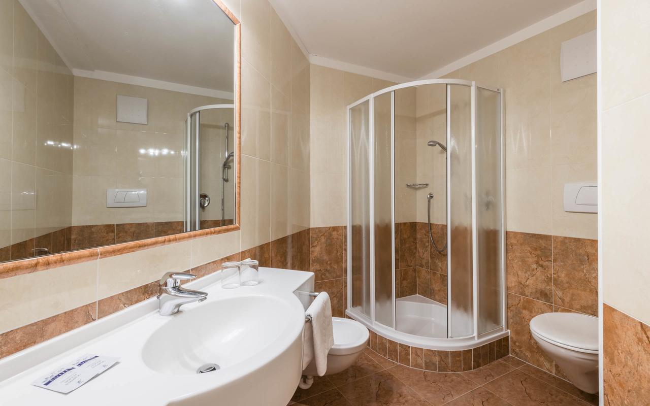 B&B Hotel Alpenrose Rooms & Apartments Вальес Экстерьер фото